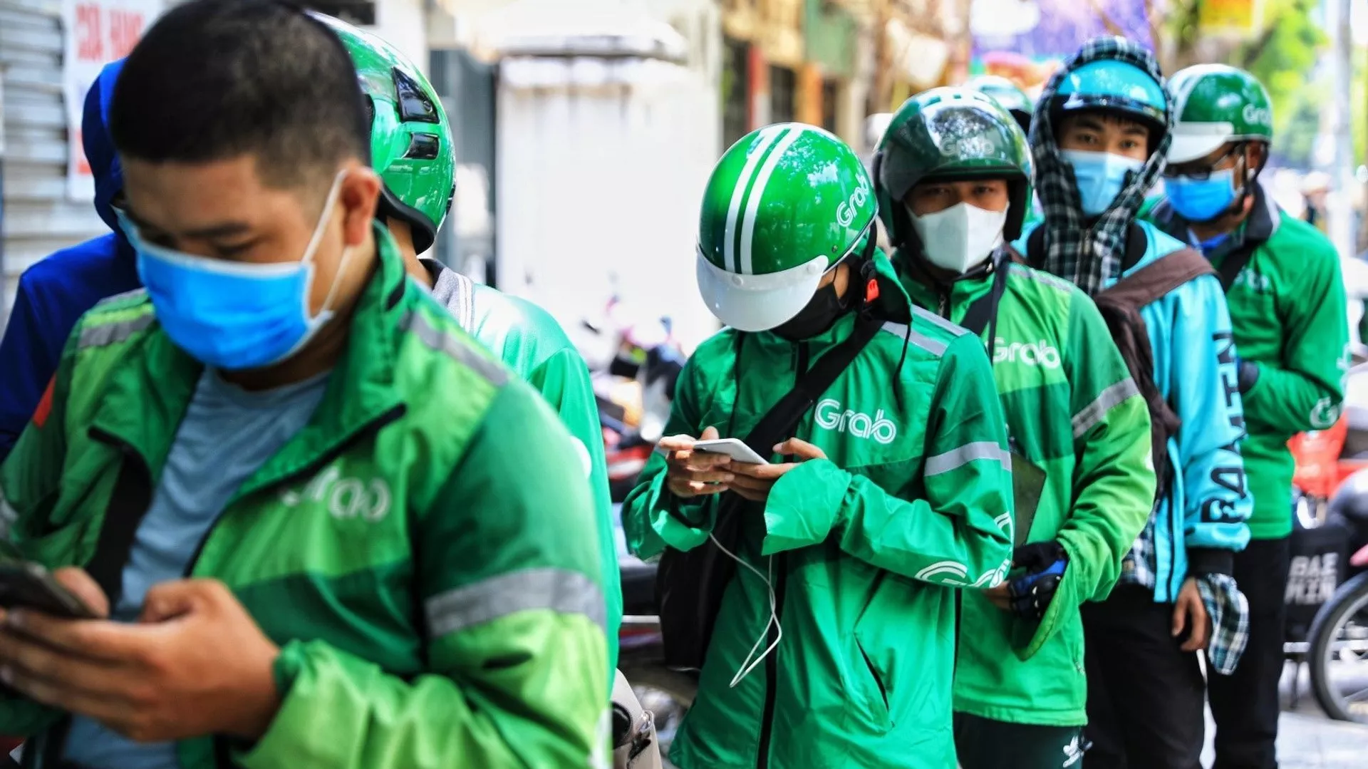 Shipper đồ ăn các hãng Grab, Be, Gojek, My Go, Fast Go...thường tụ tập khá đông tại các cửa hàng ăn nổi tiếng Shipper đồ ăn các hãng Grab, Be, Gojek, My Go, Fast Go...thường tụ tập khá đông tại các cửa hàng ăn nổi tiếng - Sputnik Việt Nam, 1920, 20.08.2021