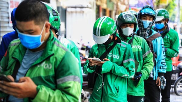 Shipper đồ ăn các hãng Grab, Be, Gojek, My Go, Fast Go...thường tụ tập khá đông tại các cửa hàng ăn nổi tiếng - Sputnik Việt Nam