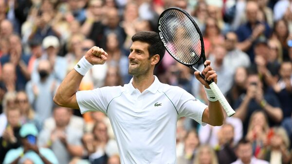 Novak Djokovic ăn mừng chiến thắng trong trận đấu đầu tiên với Kevin Anderson của Nam Phi - Sputnik Việt Nam