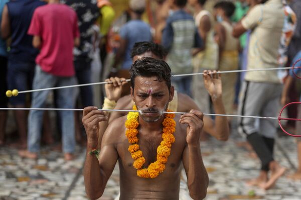 Những người hành hương trong một nghi lễ tại đền thờ nữ thần Hindu Shitla Mata ở Jammu, Ấn Độ - Sputnik Việt Nam