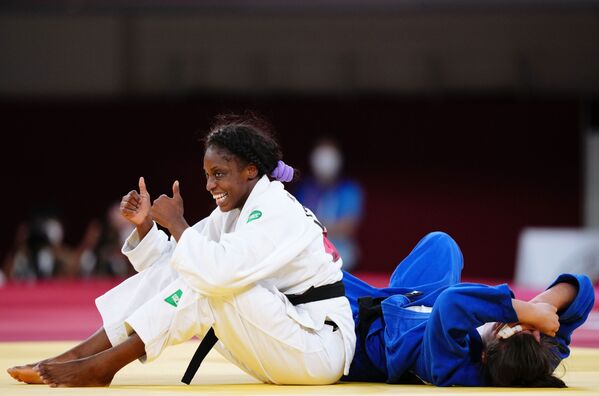 Vận động viên Cuba Kaliema Antomarchi và vận động viên Hà Lan Gushe Stenheis sau trận đấu môn judo hạng 78kg nữ tại Thế vận hội mùa hè - Sputnik Việt Nam