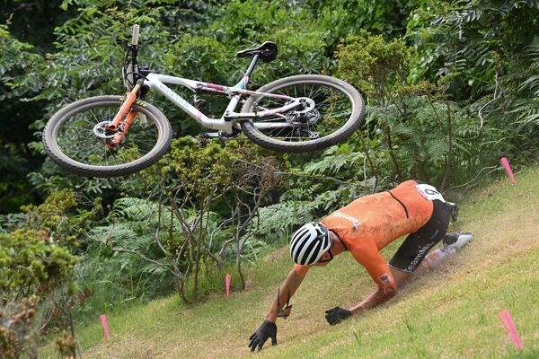 Vận động viên Hà Lan Mathieu Van Der Poel bị tai nạn khi thi đấu tại Thế vận hội Tokyo 2020 - Sputnik Việt Nam