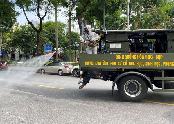 Các quân nhân phun thuốc khử trùng trên đường phố Hà Nội - Sputnik Việt Nam