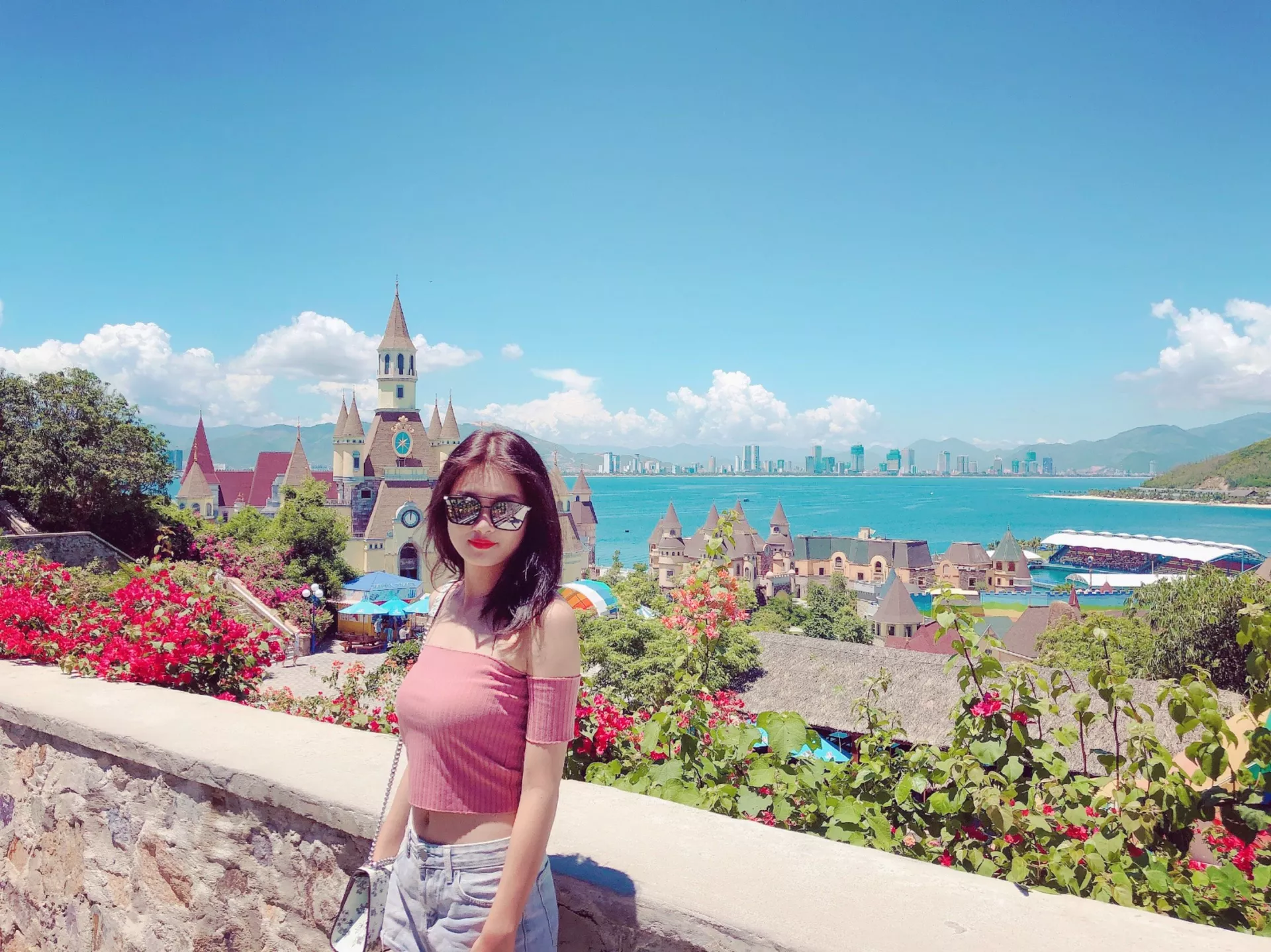 Chị Linh Chi làm hướng dẫn viên ở Nha Trang, miền Trung Việt Nam Chị Linh Chi làm hướng dẫn viên ở Nha Trang, miền Trung Việt Nam - Sputnik Việt Nam, 1920, 05.10.2021