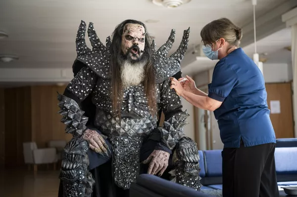 Ca sĩ Lordi của ban nhạc hard rock tiêm liều vắc xin COVID-19 thứ hai, Phần Lan Ca sĩ Lordi của ban nhạc hard rock tiêm liều vắc xin COVID-19 thứ hai, Phần Lan - Sputnik Việt Nam