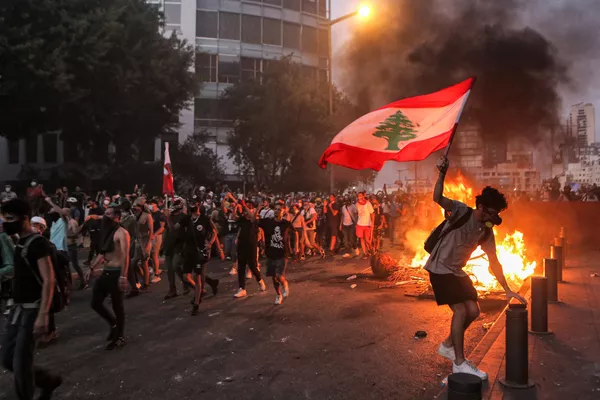 Người biểu tình với lá cờ Lebanon trong cuộc đụng độ ở Beirut Người biểu tình với lá cờ Lebanon trong cuộc đụng độ ở Beirut - Sputnik Việt Nam