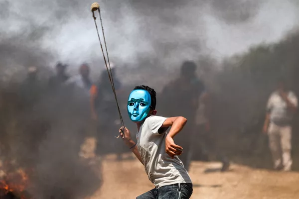Đứa trẻ Palestine đeo mặt nạ ném đá trong cuộc đụng độ với lực lượng Israel tại làng Beita ở phía bắc Bờ Tây bị chiếm đóng Đứa trẻ Palestine đeo mặt nạ ném đá trong cuộc đụng độ với lực lượng Israel tại làng Beita ở phía bắc Bờ Tây bị chiếm đóng - Sputnik Việt Nam