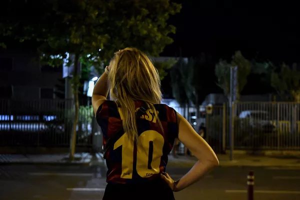 Nữ cổ động viên mặc áo thi đấu của tiền đạo Lionel Messi đội Barcelona trước sân vận động Camp Nou ở Barcelona, Tây Ban Nha Nữ cổ động viên mặc áo thi đấu của tiền đạo Lionel Messi đội Barcelona trước sân vận động Camp Nou ở Barcelona, Tây Ban Nha - Sputnik Việt Nam