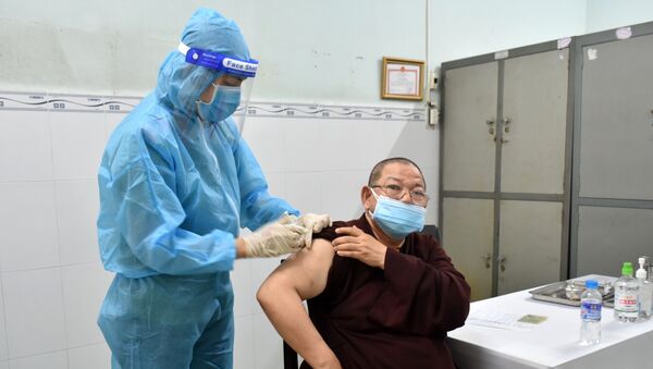 Các vị chức sắc, chức việc, người có uy tín trong tôn giáo, dân tộc Bạc Liêu tiêm vắc xin ngừa COVID-19 - Sputnik Việt Nam
