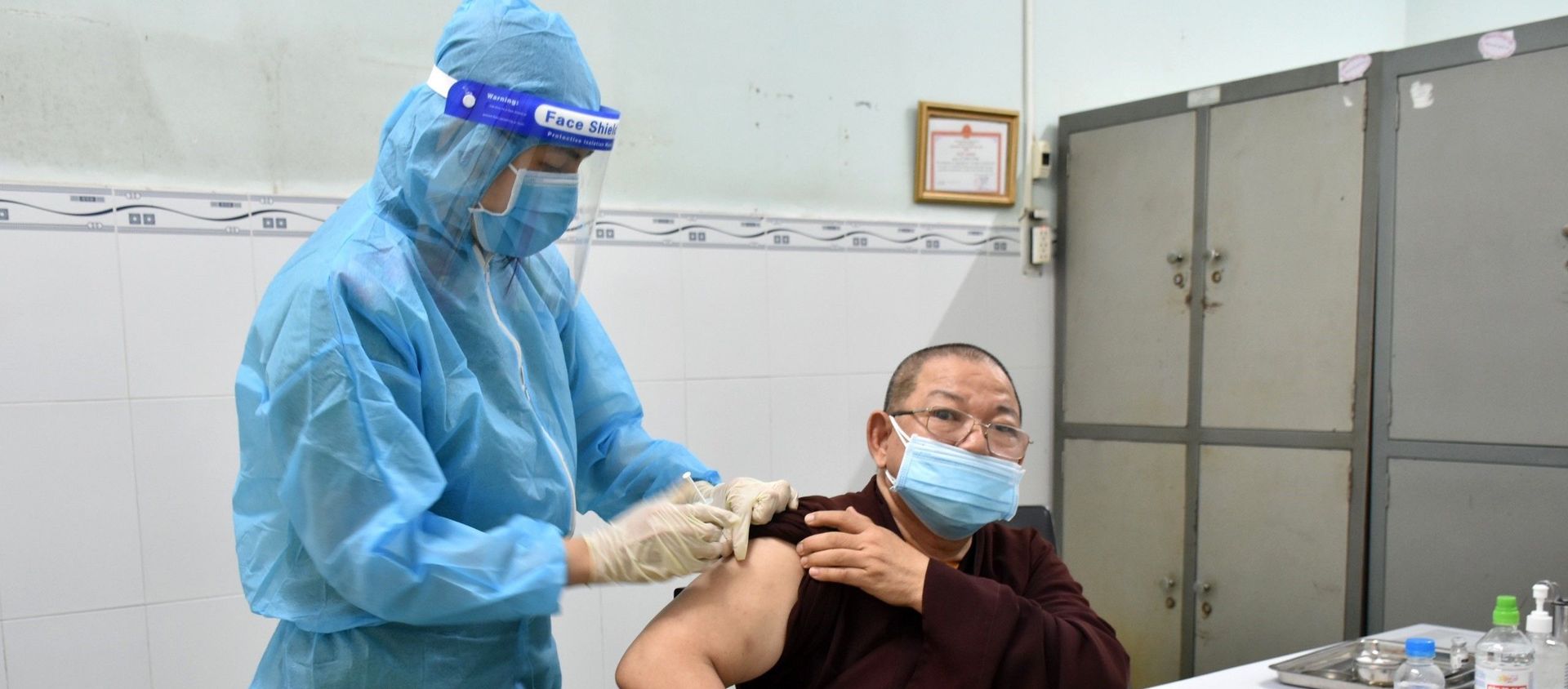 Các vị chức sắc, chức việc, người có uy tín trong tôn giáo, dân tộc Bạc Liêu tiêm vắc xin ngừa COVID-19 - Sputnik Việt Nam, 1920, 08.08.2021
