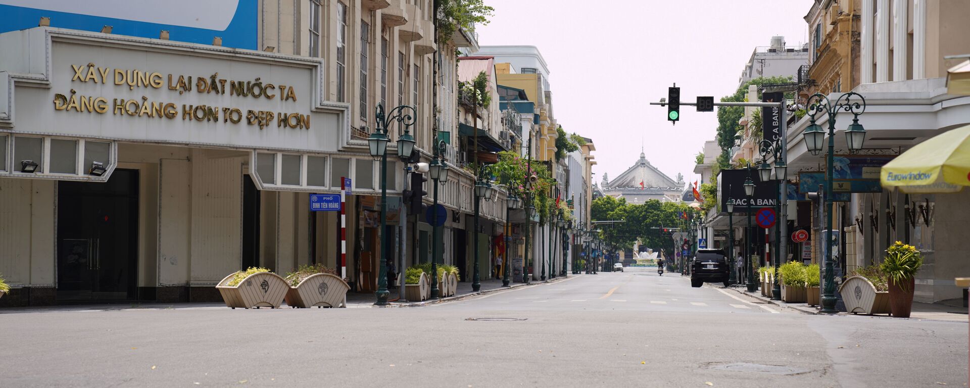 Ngã tư Tràng Tiền - Đinh Tiên Hoàng không một bóng người trong những ngày Hà Nội giãn cách xã hội - Sputnik Việt Nam, 1920, 19.08.2021