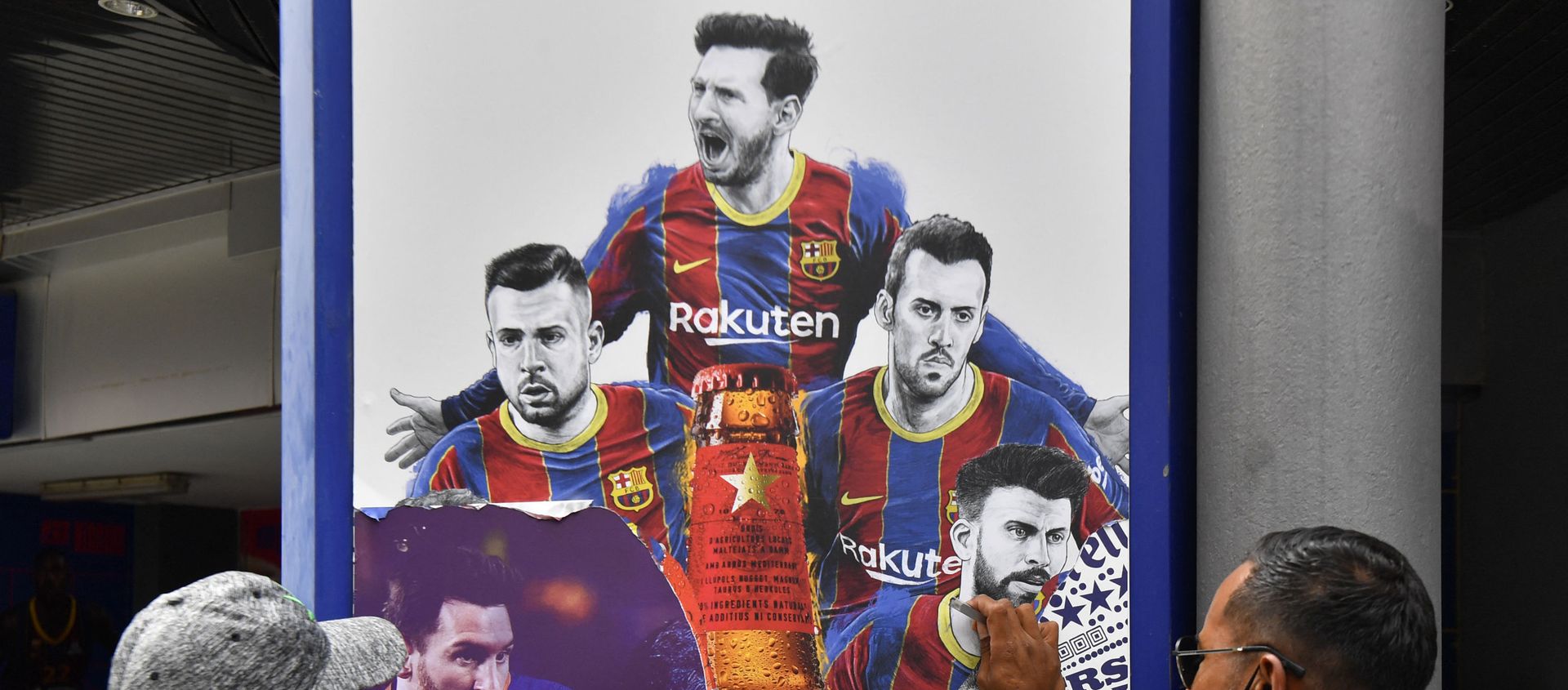 Công nhân gỡ bỏ áp phích in hình tiền đạo người Argentina Lionel Messi của Barcelona tại sân vận động Camp Nou ở Barcelona - Sputnik Việt Nam, 1920, 15.08.2021