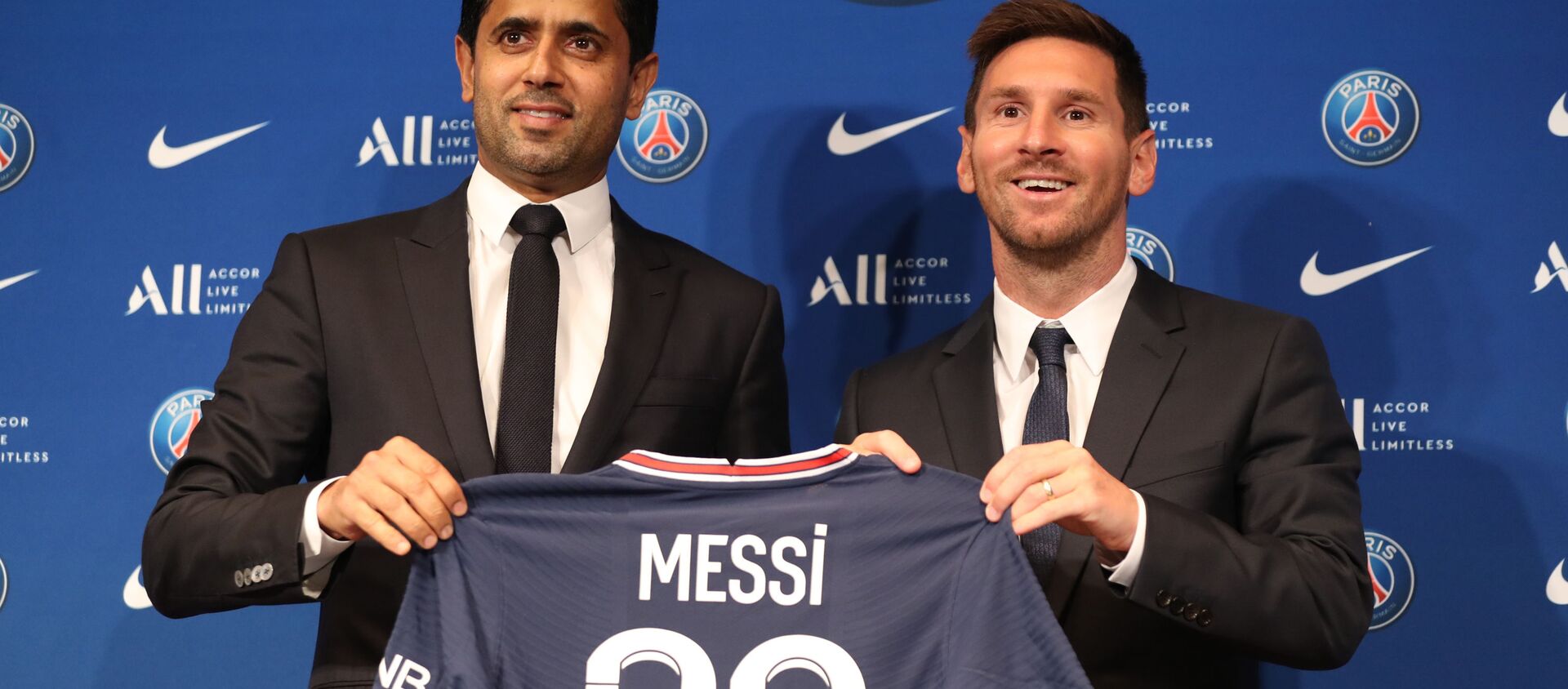 Lionel Messi và Chủ tịch Câu lạc bộ Nasser Al-Helaifi Paris Saint-Germain trong một cuộc họp báo - Sputnik Việt Nam, 1920, 11.08.2021