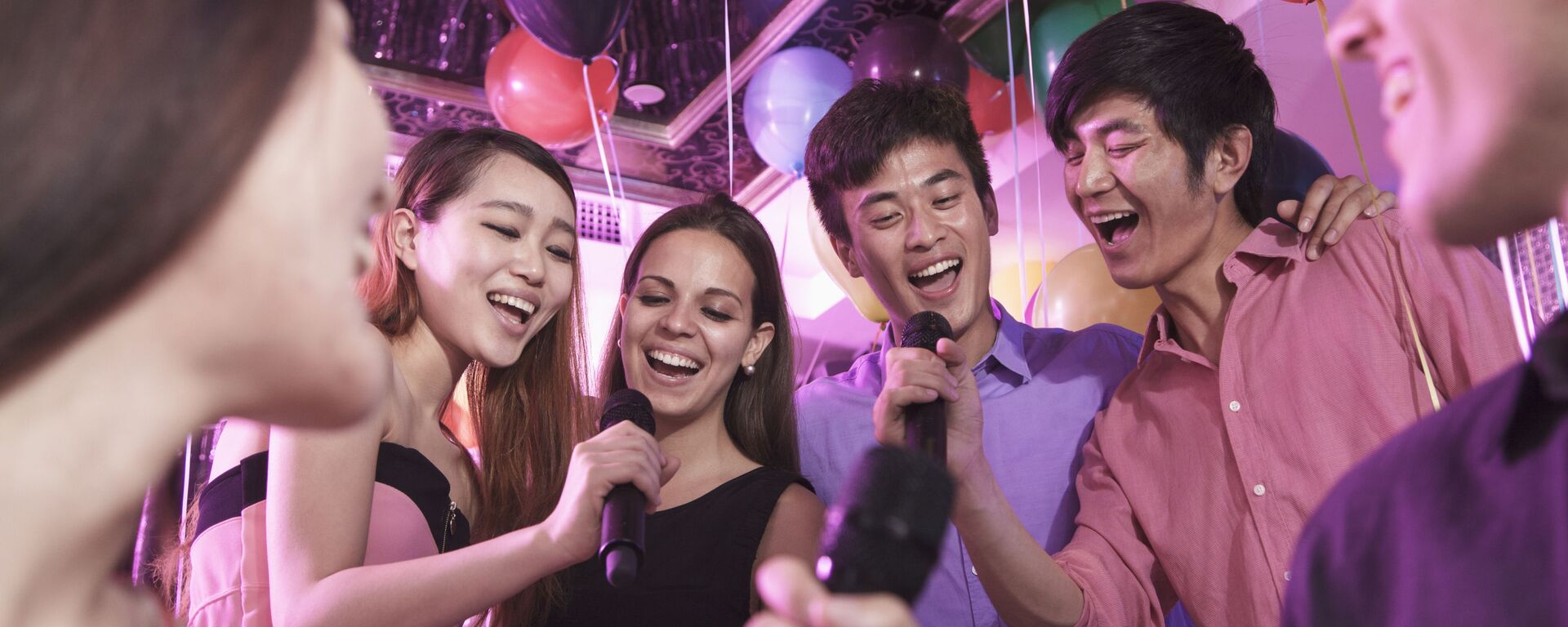 Trai gái trung quốc hát karaoke - Sputnik Việt Nam, 1920, 21.10.2024