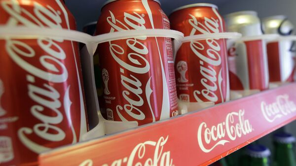 Банки Coca-Cola в магазине - Sputnik Việt Nam