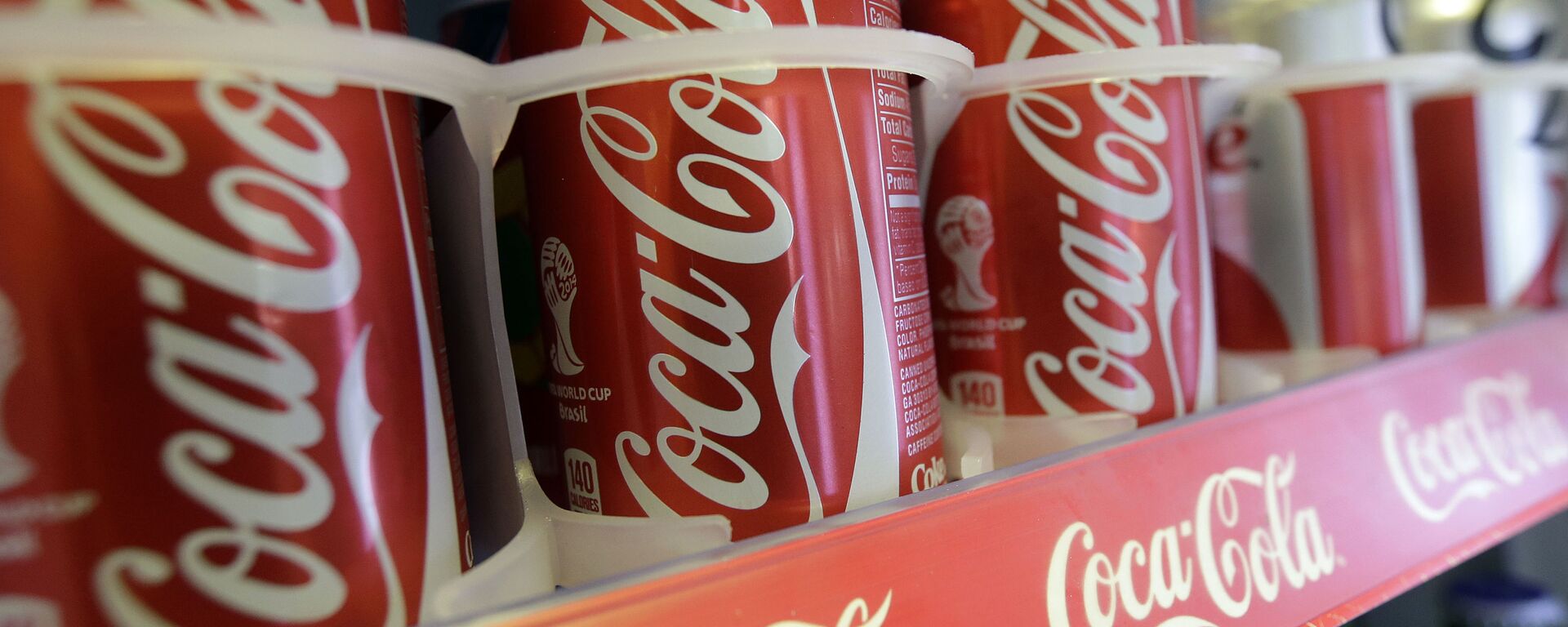 Банки Coca-Cola в магазине - Sputnik Việt Nam, 1920, 19.07.2022