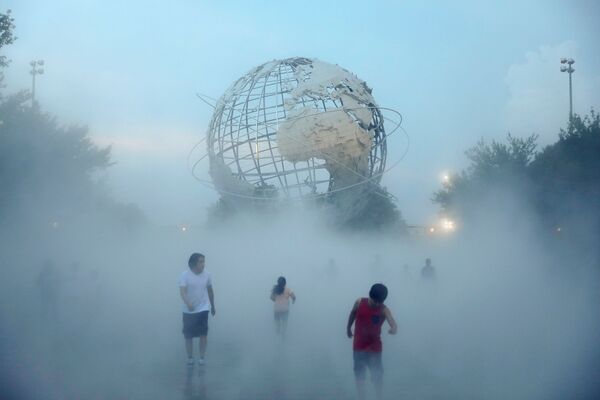 Trẻ em chơi đùa trong sương mù tại Flushing Meadows-Corona trong thời tiết nắng nóng khắc nghiệt, New York, Mỹ - Sputnik Việt Nam