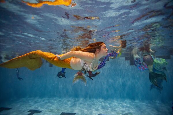 Những nàng tiên cá trong sự kiện MerMagic Con tại Trung tâm Freedom Aquatic Center ở Manassas, Virginia, Hoa Kỳ - Sputnik Việt Nam