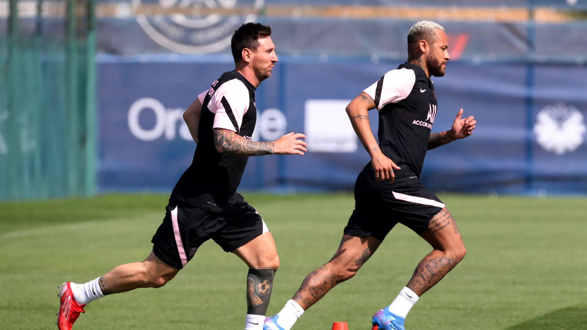 Lionel Messi và Neymar từ Paris Saint-Germain trong buổi tập luyện