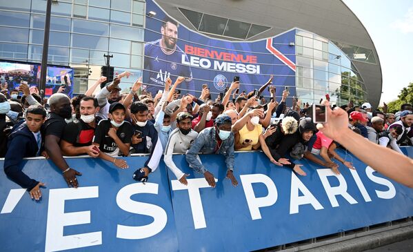 Lionel Messi chào đón người hâm mộ tập trung  tại sân vận động Parc des Princes ở Paris - Sputnik Việt Nam