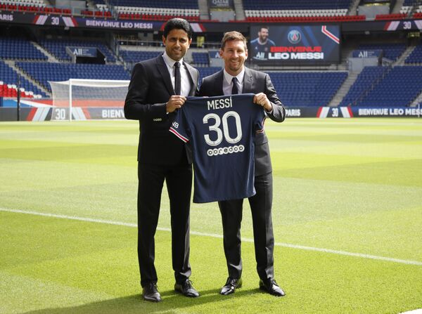 Tổng giám đốc CLB PSG Nasser Al-Khelaifi và Lionel Messi chụp ảnh sau khi Messi ký hợp đồng với PSG, Paris, Pháp - Sputnik Việt Nam