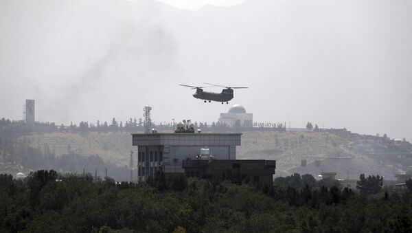 Trực thăng Chinook trên Đại sứ quán Hoa Kỳ ở Kabul - Sputnik Việt Nam