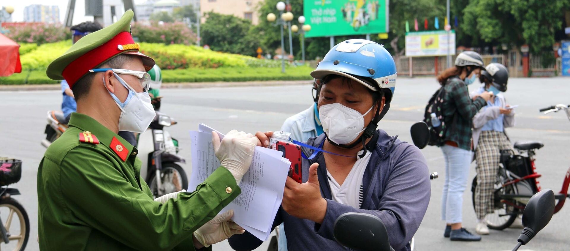 Lực lượng chức năng hỗ trợ người dân thực hiện khai báo thông tin di biến động trên đường Điện Biên Phủ, quận Bình Thạnh, Thành phố Hồ Chí Minh - Sputnik Việt Nam, 1920, 15.08.2021