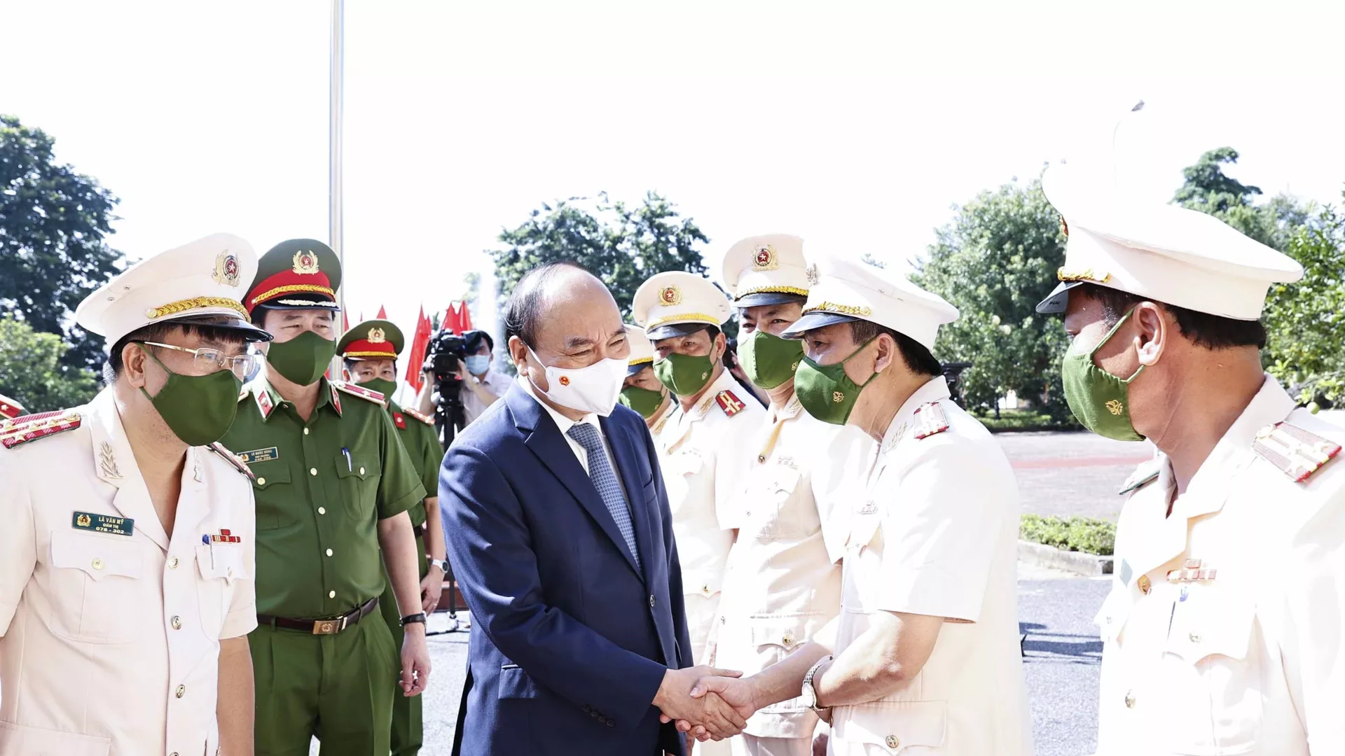 Chủ tịch nước Nguyễn Xuân Phúc với cán bộ Trại giam Ngọc Lý.