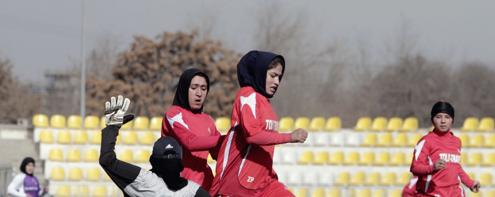 Các cầu thủ bóng đá Afghanistan trong một trận đấu tại sân vận động của Liên đoàn bóng đá Afghanistan ở Kabul - Sputnik Việt Nam, 1920, 18.08.2021