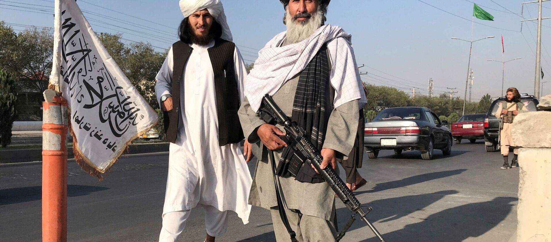 Chiến binh Taliban * với súng trường M16 của Mỹ ở Kabul - Sputnik Việt Nam, 1920, 25.08.2021