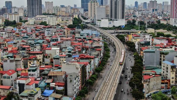 Đoàn tàu chạy qua tuyến đường Nhổn - Ga Hà Nội (đoạn trên cao dài 8,5km từ Nhổn đến Đại học Giao thông vận tải). - Sputnik Việt Nam