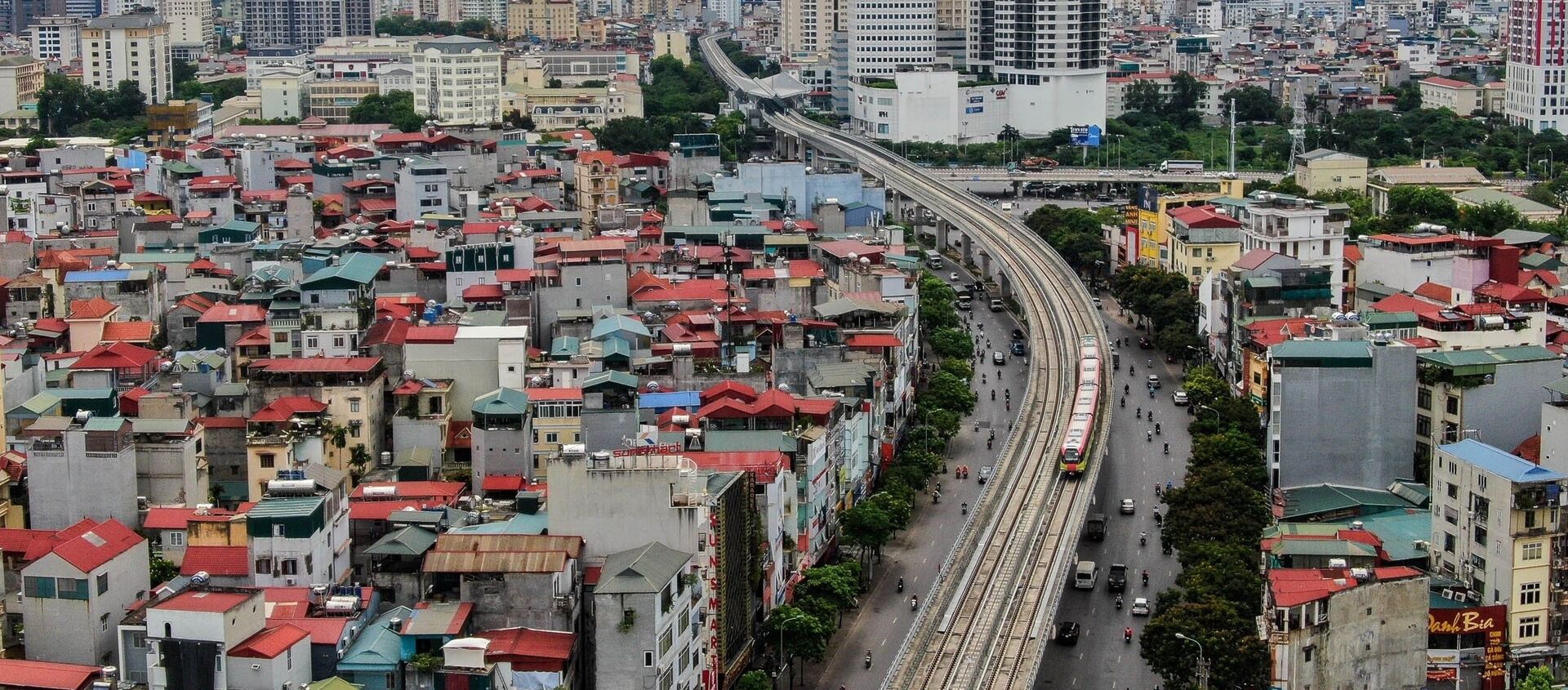 Đoàn tàu chạy qua tuyến đường Nhổn - Ga Hà Nội (đoạn trên cao dài 8,5km từ Nhổn đến Đại học Giao thông vận tải). - Sputnik Việt Nam, 1920, 19.08.2021