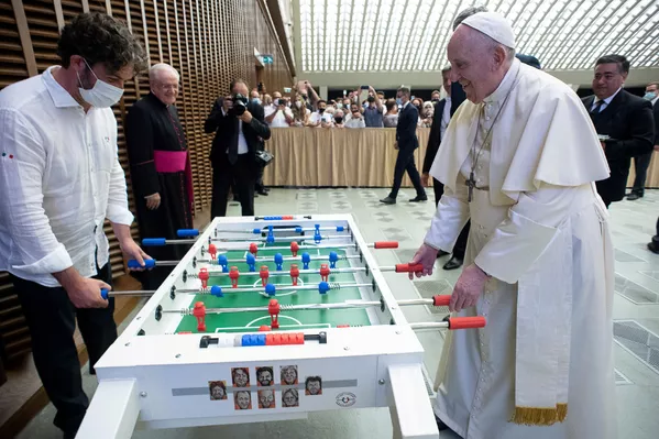 Giáo hoàng Phanxicô chơi bi lắc ở Vatican Giáo hoàng Phanxicô chơi bi lắc ở Vatican - Sputnik Việt Nam