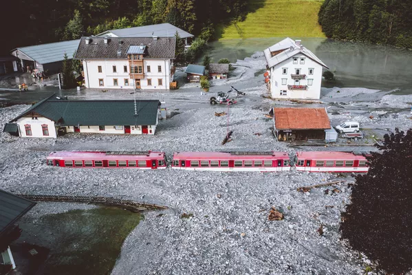 Đoàn tàu mắc kẹt sau lũ lụt ở Wald im Pinzgau gần Salzburg, Áo Đoàn tàu mắc kẹt sau lũ lụt ở Wald im Pinzgau gần Salzburg, Áo - Sputnik Việt Nam