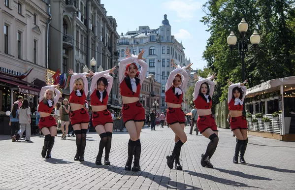 Nhóm khiêu vũ trình diễn trên phố Arbat ở Matxcơva Nhóm khiêu vũ trình diễn trên phố Arbat ở Matxcơva - Sputnik Việt Nam