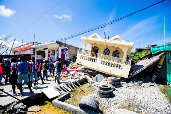Người dân cạnh ngôi nhà bị phá hủy bởi trận động đất 7,2 độ richter ở Le Quay, Haiti Người dân cạnh ngôi nhà bị phá hủy bởi trận động đất 7,2 độ richter ở Le Quay, Haiti - Sputnik Việt Nam