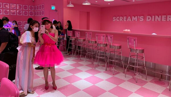 Chụp ảnh tại quán Scream's Diner trong Bảo tàng Kem ở Singapore - Sputnik Việt Nam