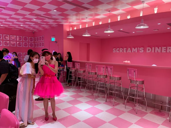 Chụp ảnh tại quán Scream's Diner trong Bảo tàng Kem ở Singapore Chụp ảnh tại quán Scream's Diner trong Bảo tàng Kem ở Singapore - Sputnik Việt Nam