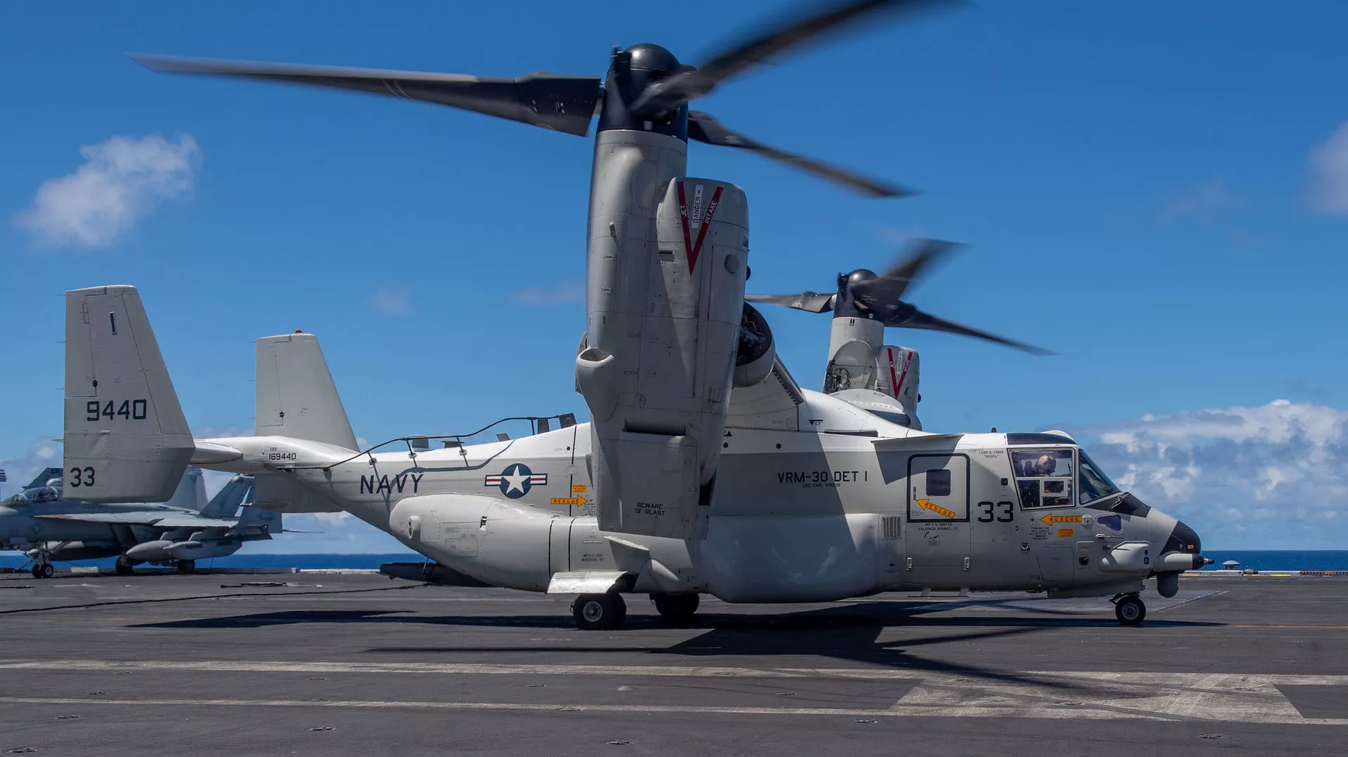 Máy bay quân sự cánh quạt nghiêng CMV-22B Osprey
