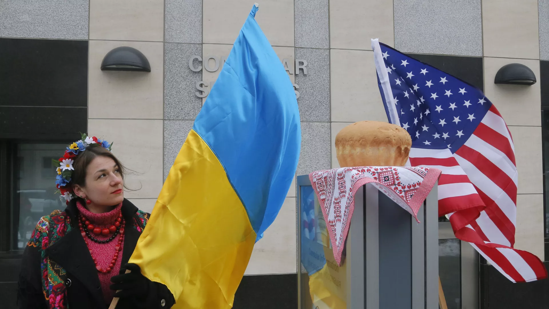 Cô gái với lá cờ Ukraina trước Đại sứ quán Hoa Kỳ ở Kiev