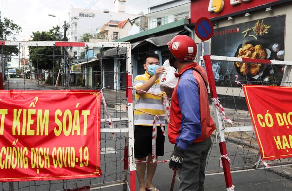 Giao đồ ăn trong thời gian phong toả ở TP Hồ Chí Minh   - Sputnik Việt Nam