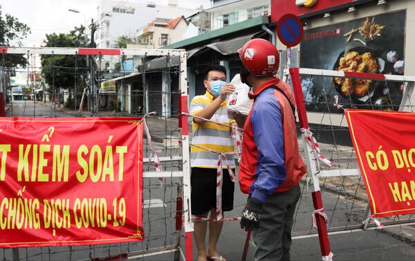 Giao đồ ăn trong thời gian phong toả ở TP Hồ Chí Minh   - Sputnik Việt Nam