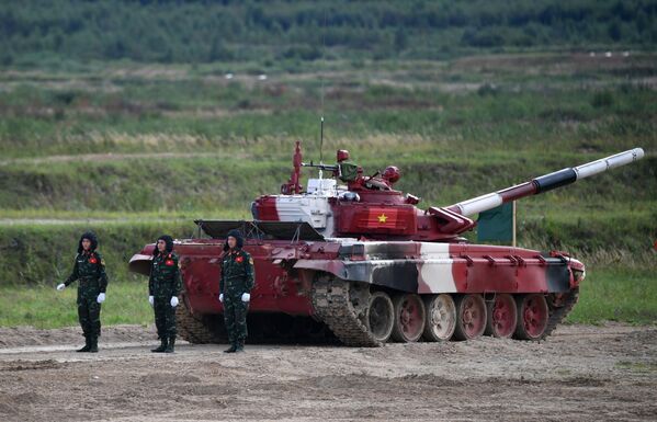 Kíp xe tăng T-72B3 quân đội Việt Nam trước giờ thi đấu tại cuộc thi quốc tế «Tank Biathlon-2021» tại thao trường Alabino, ngoại ô Moskva - Sputnik Việt Nam