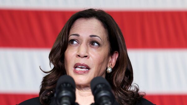 Phó Tổng thống Kamala Harris phát biểu trước quân đội khi bà thăm tàu ​​USS Tulsa ở Singapore, ngày 23 tháng 8 năm 2021. REUTERS / Evelyn Hockstein / Pool - Sputnik Việt Nam