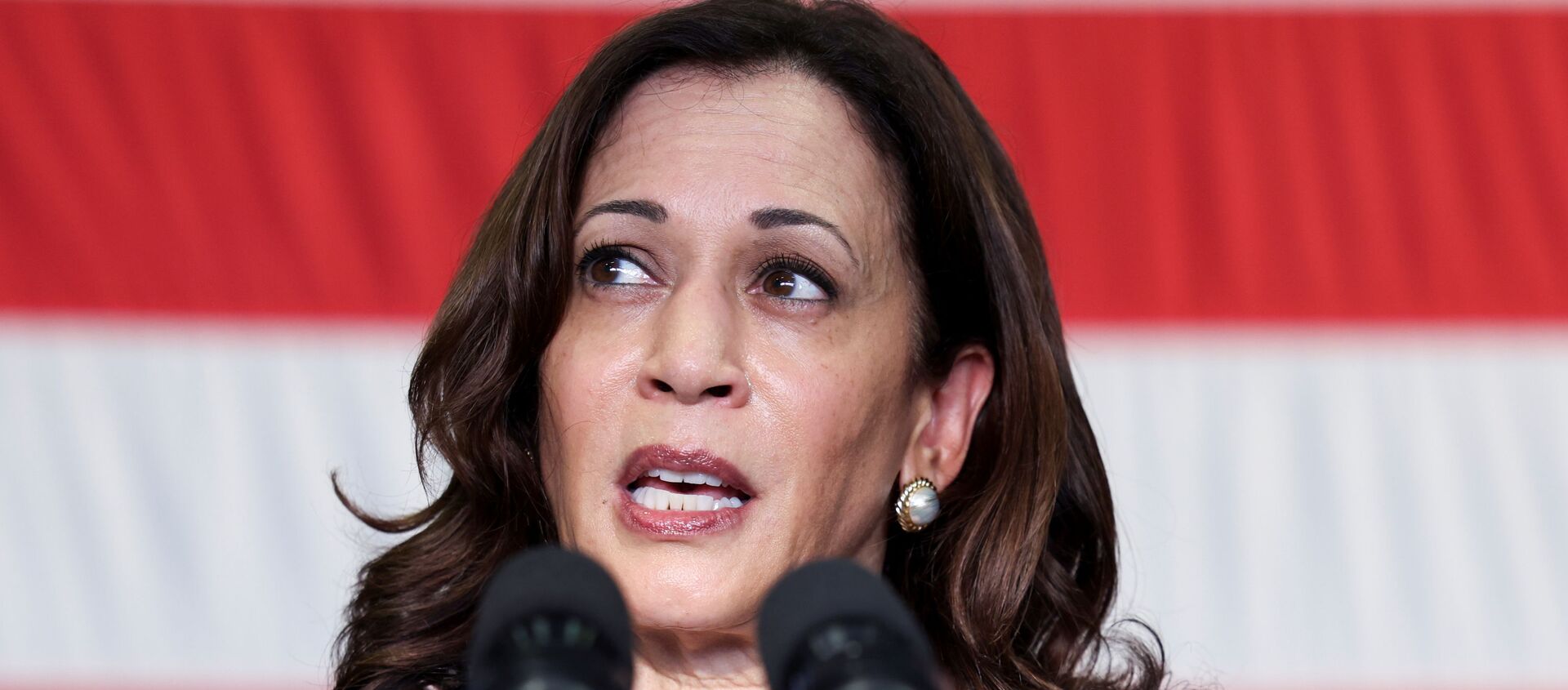 Phó Tổng thống Kamala Harris phát biểu trước quân đội khi bà thăm tàu ​​USS Tulsa ở Singapore, ngày 23 tháng 8 năm 2021. REUTERS / Evelyn Hockstein / Pool - Sputnik Việt Nam, 1920, 24.08.2021