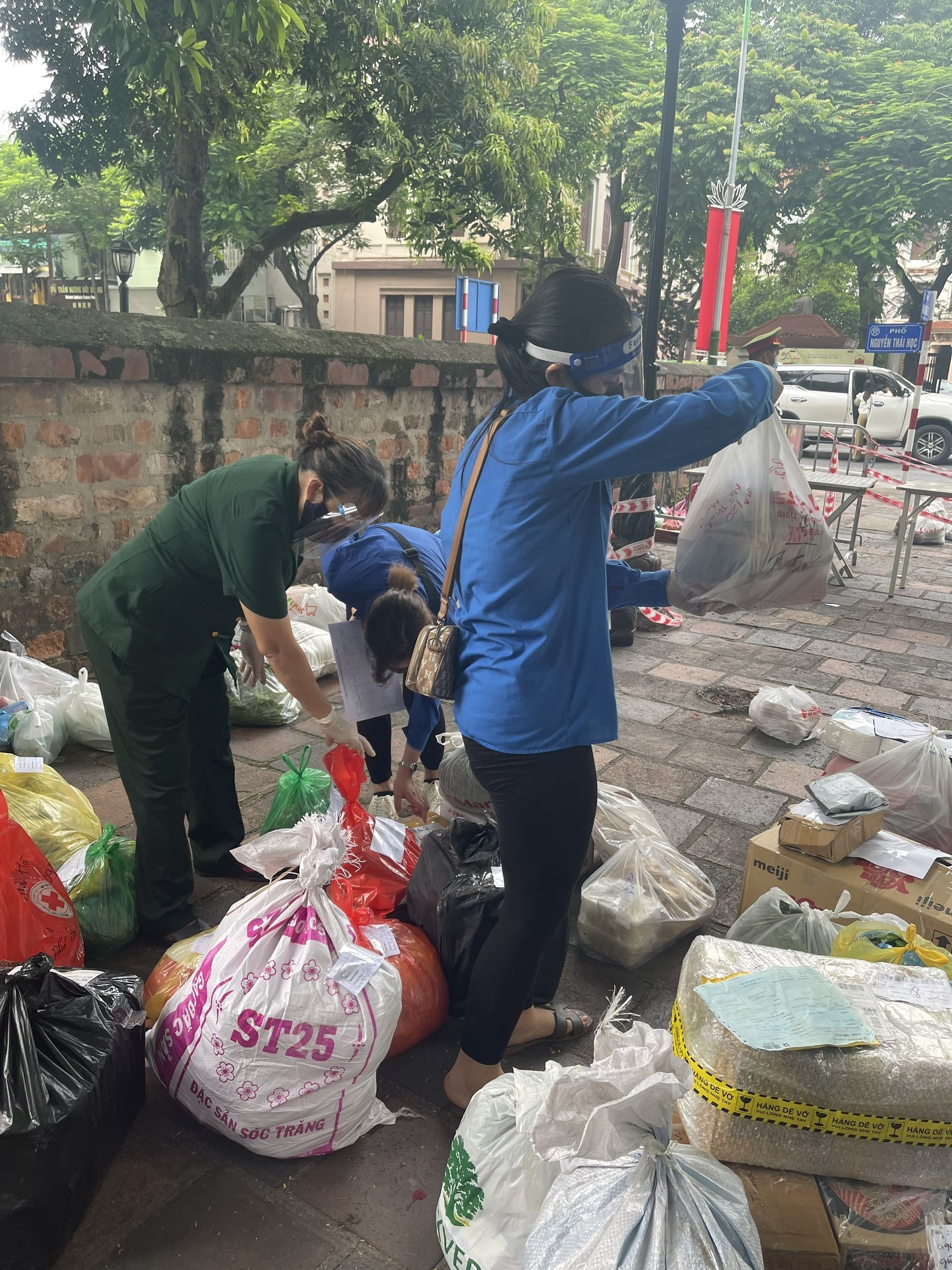 Đoàn thanh niên và lực lượng công an phường Văn Miếu, quận Đống Đa phân loại hàng hoá gửi tới các hộ gia đình trong khu phong toả - Sputnik Việt Nam, 1920, 05.10.2021