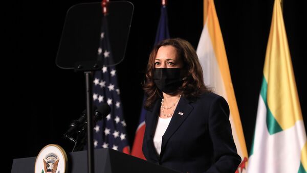 Phó Tổng thống Hoa Kỳ Kamala Harris phát biểu tại Lễ khai trương Văn phòng khu vực Đông Nam Á của Trung tâm Phòng ngừa và Kiểm soát Bệnh tật Hoa Kỳ (CDC) tại Hà Nội. - Sputnik Việt Nam