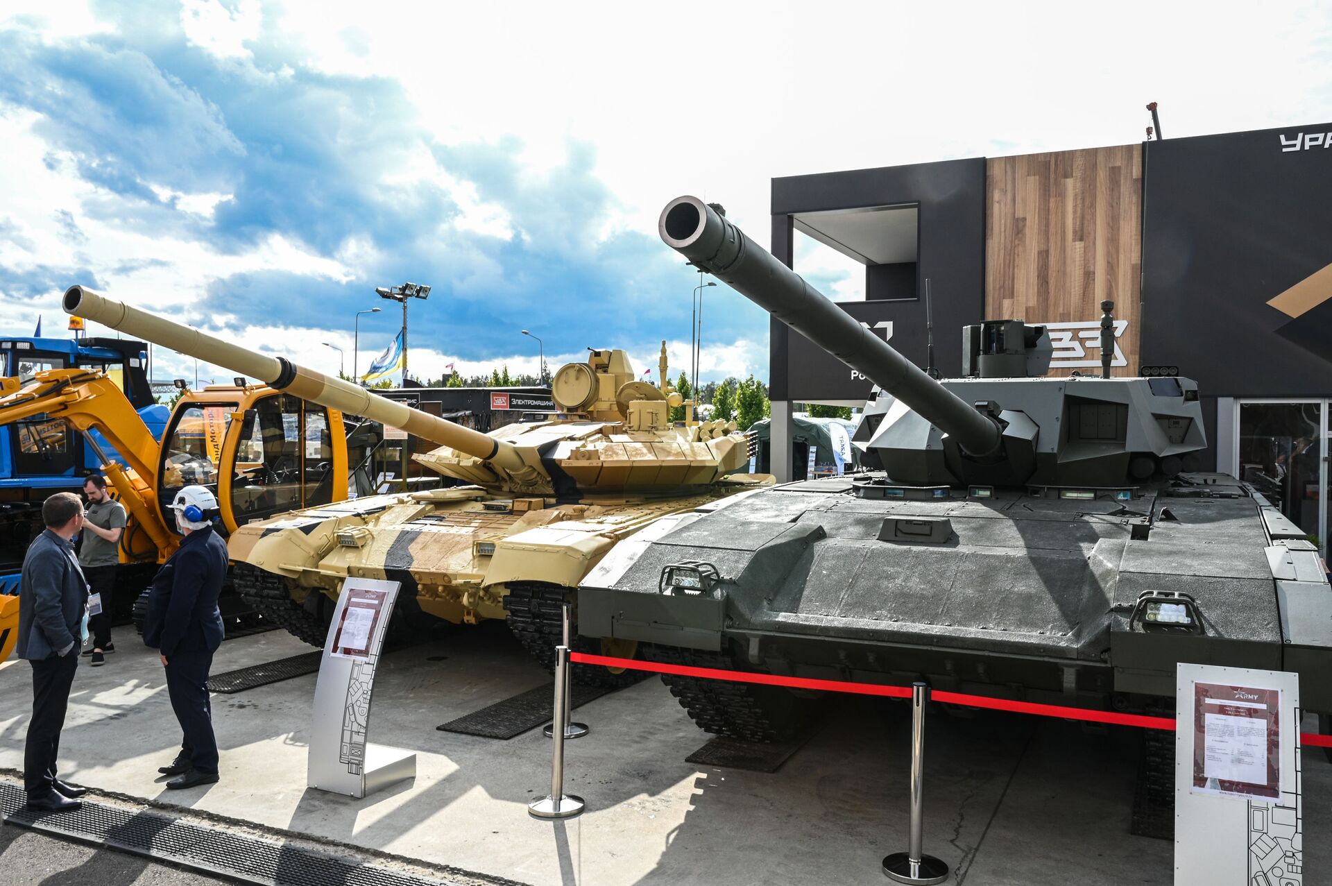 Xe tăng T-90MS và T-14 Armata tại diễn đàn Army-2021 - Sputnik Việt Nam, 1920, 06.12.2021