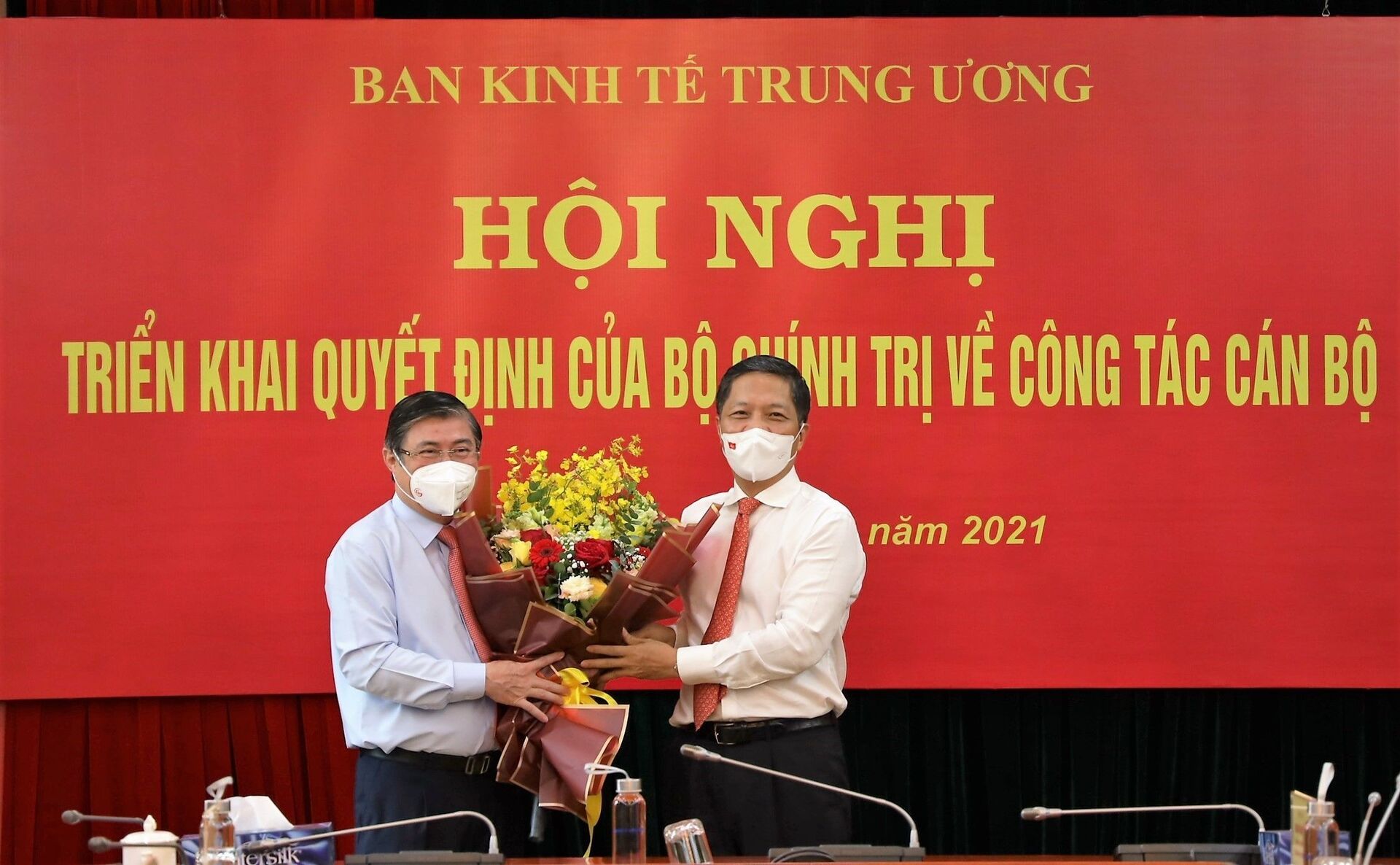 Đồng chí Trần Tuấn Anh, Uỷ viên Bộ Chính trị, Trưởng Ban Kinh tế Trung ương trao quyết định cho đồng chí Nguyễn Thành Phong. - Sputnik Việt Nam, 1920, 05.10.2021