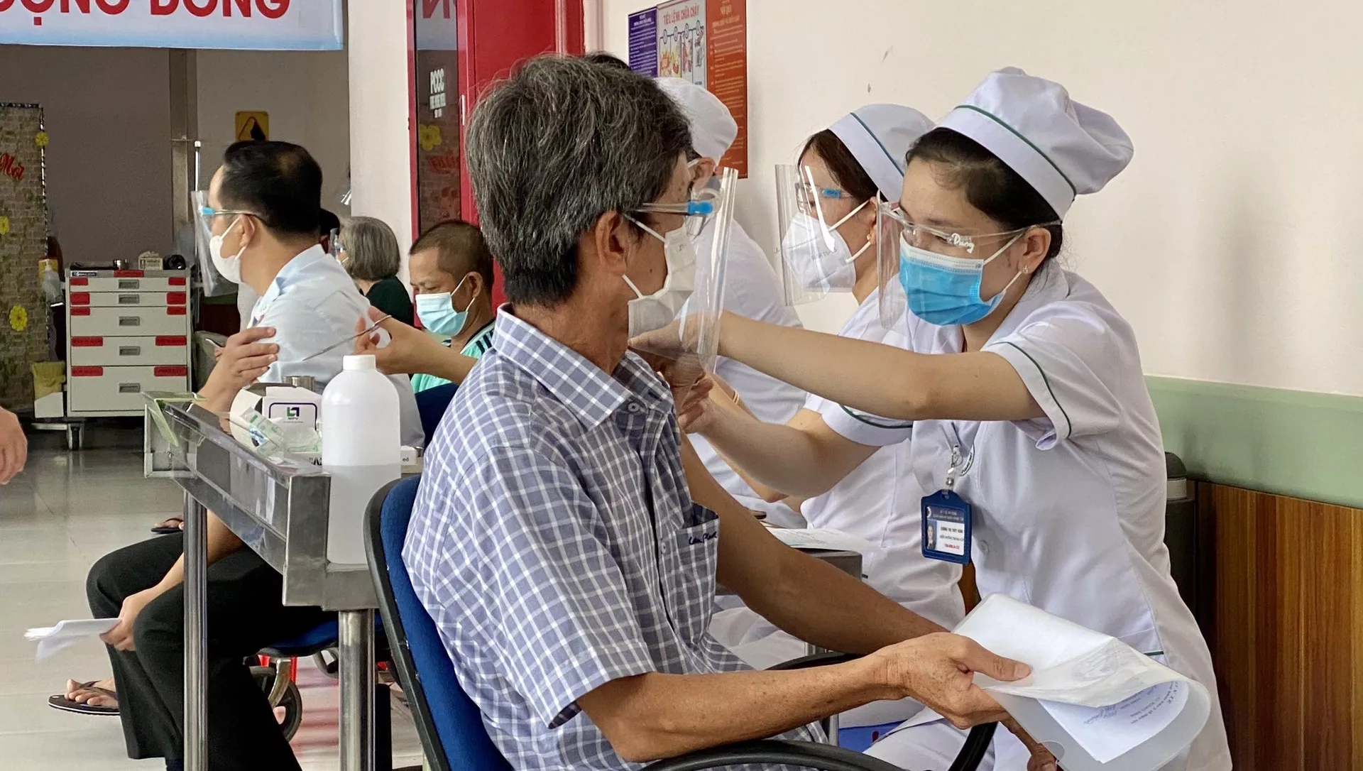Tiêm vaccine đợt 5, mũi 2 cho cán bộ, viên chức các sở, ban, ngành tỉnh An Giang. Tiêm vaccine đợt 5, mũi 2 cho cán bộ, viên chức các sở, ban, ngành tỉnh An Giang. - Sputnik Việt Nam, 1920, 26.08.2021